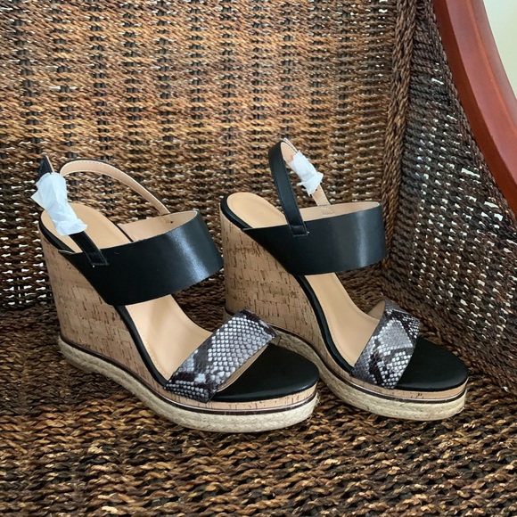 NEW NEVER WORN BLACK/SNAKESKIN WEDGES - Picture 5 of 8